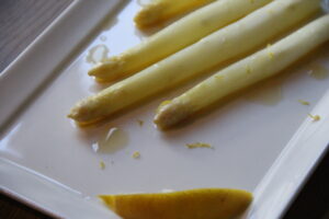 smørdampede hvide asparges med brunet smør