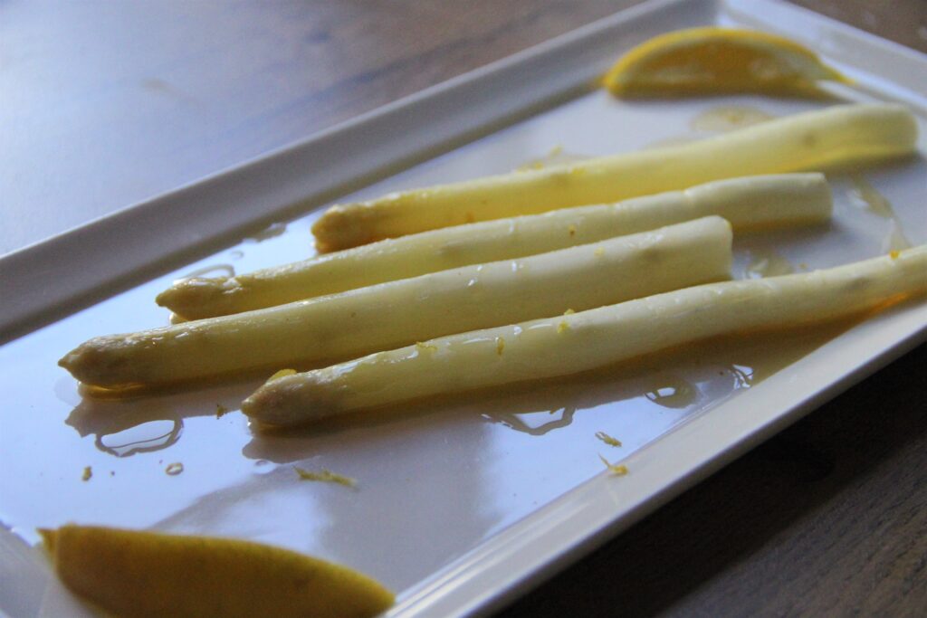 smørdampede hvide asparges med brunet smør