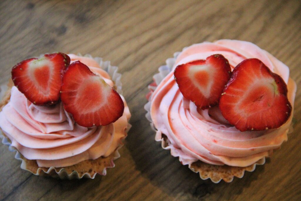 Dobbelt chokomakron muffins med jordbær