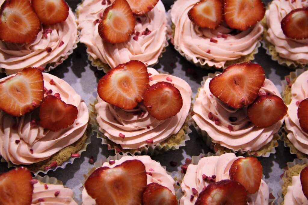 dobbelt chokomakron muffins med jordbær